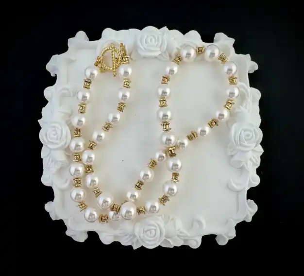 Колие "Блясък в бяло"