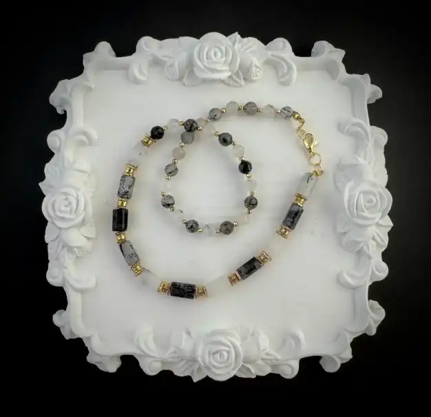 Колие "Черно-бяла любов"