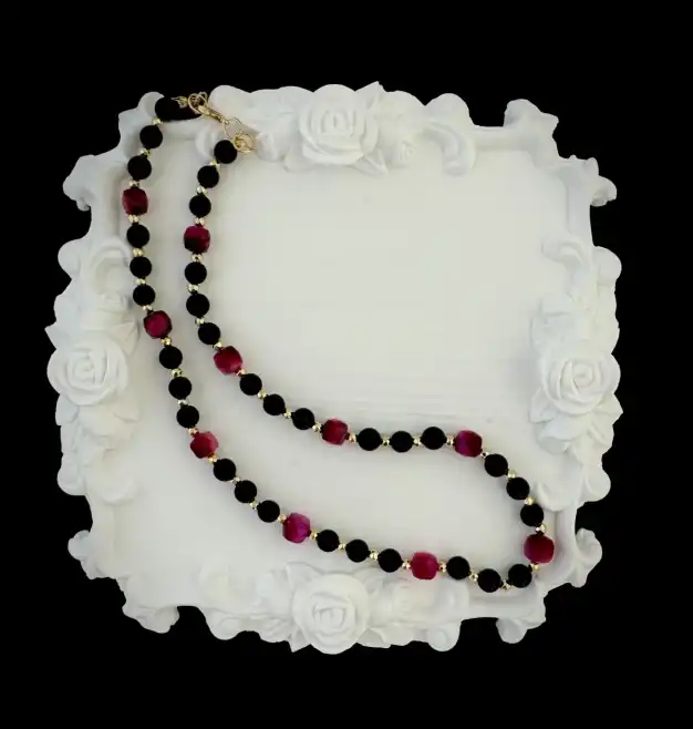 Колие "Срамежливата циклама"